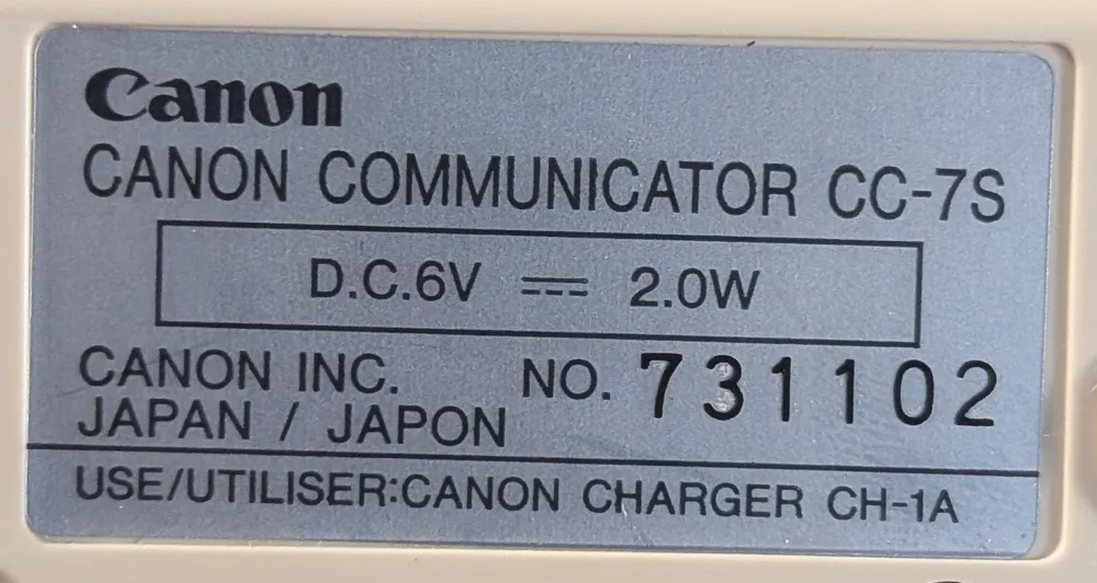Typenschild: Canon Communicator CC-7S, D.C. 6V 2.0W, Canon Inc. Japan, No. 731102, Use Canon Charger CH-1A