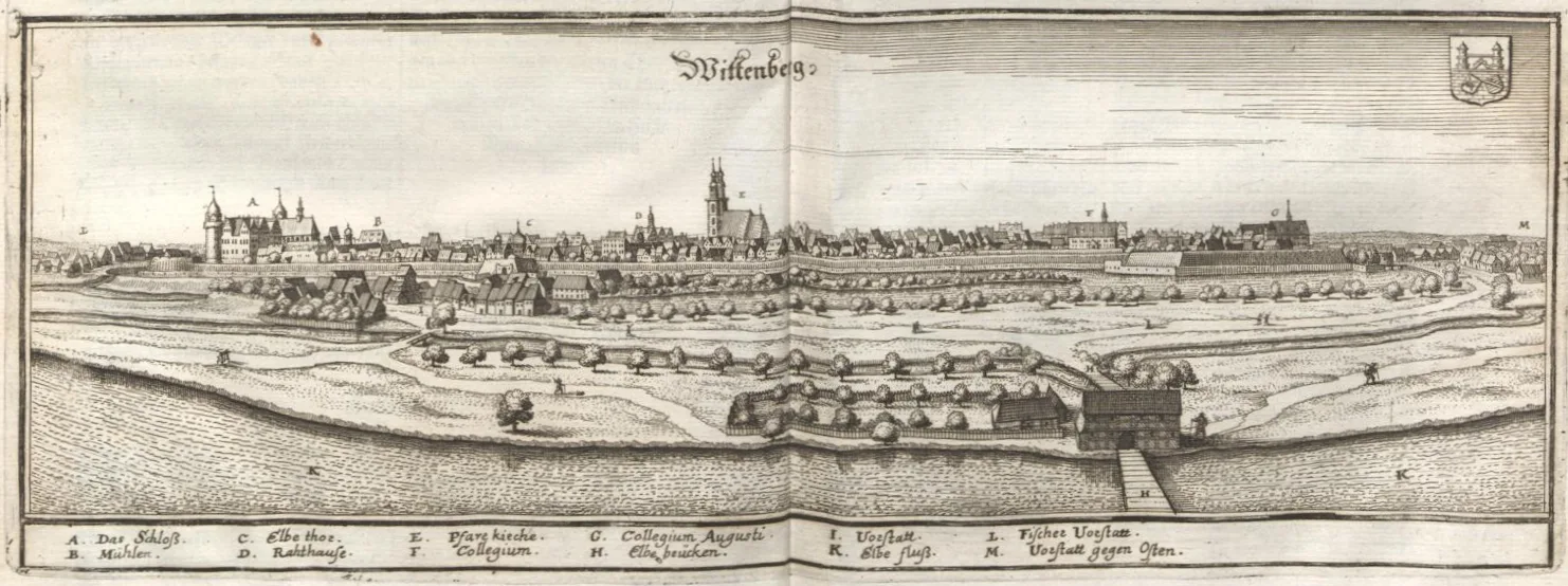 Historischer Kupferstich: Stadtansicht von Wittenberg mit Kirchtürmen, Schloss und Festungsmauern an der Elbe